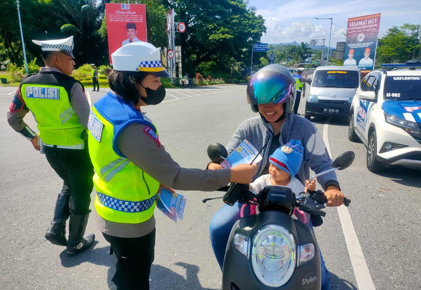 Satlantas Polres Poso Sosialisasi Lewat Brosur di Hari Pertama OKT 2024