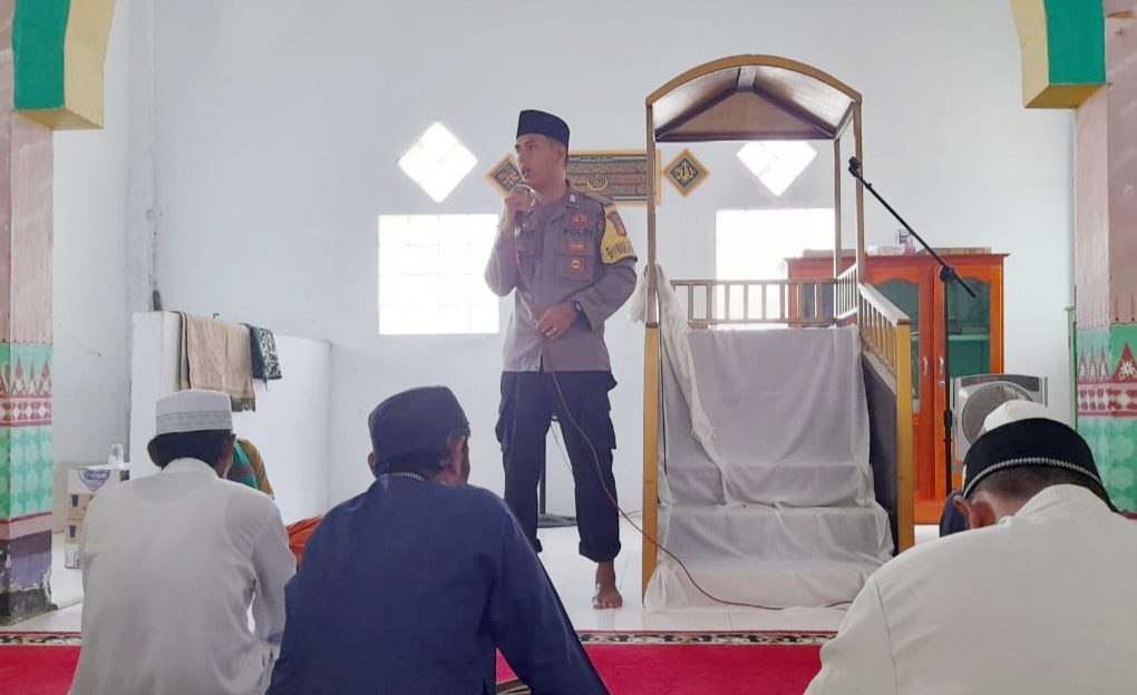 BRIPKA Jabbar Abu Sampaikan Pesan Kamtibmas Usai Sholat Jumat di Mesjid Attaqwa Tojo