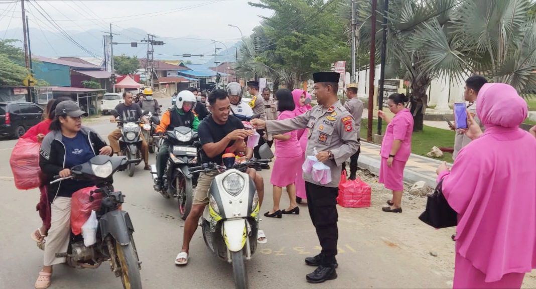 Gandeng Bhayangkari, Polsek Petasia Bagi-bagi Takjil Buka Puasa