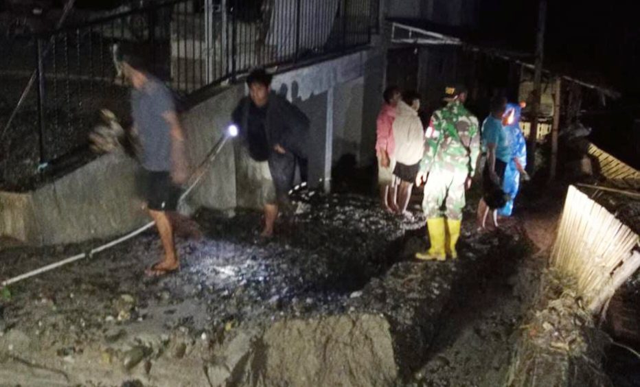 Babinsa Koramil 1307-03/Bada Bantu Warga Desa Lengkeka Terdampak Banjir