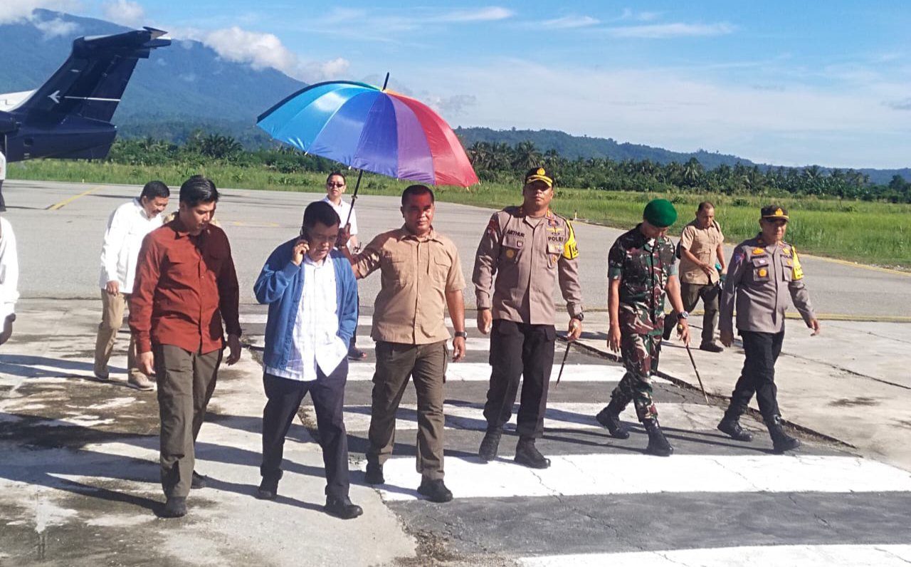 Kapolres Poso Sambut Kedatangan Jusuf Kalla di Bandara Kasiguncu