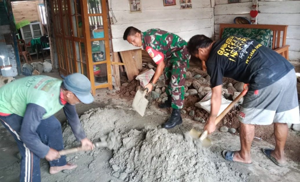 TNI Bersama Rakyat, Babinsa Koramil 1307- 03/Bada Bantu Renovasi Rumah Warga