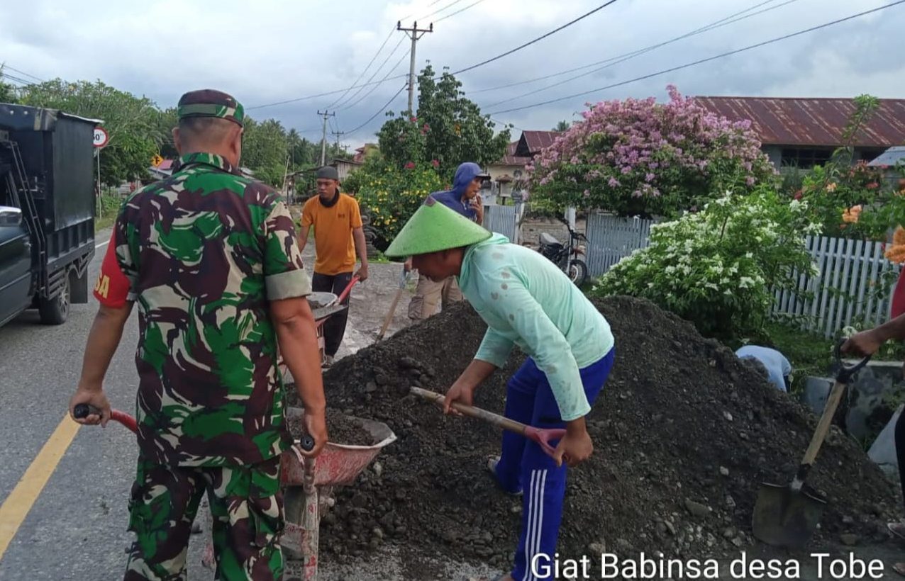 Babinsa Koramil Poso Pesisir Bantu Timbun Pondasi Rumah Warga