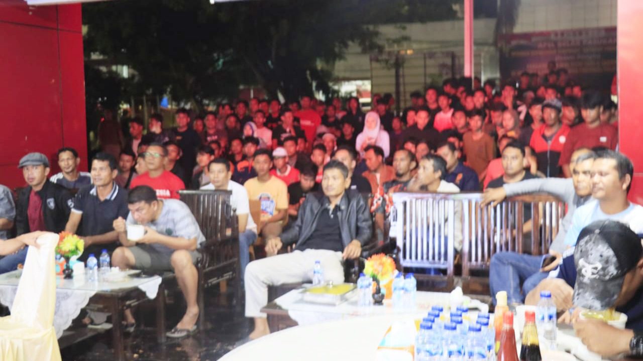 Polres Poso Fasilitasi Nonton Bareng Masyarakat, Dukung Laga Garuda Muda