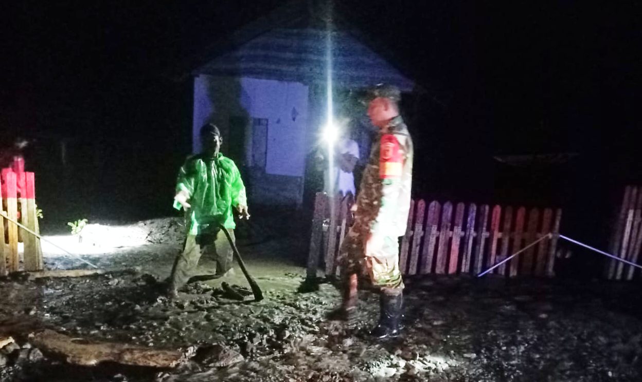 Babinsa Koramil Lore Utara Bersama Warga Bersihkan Jalan Longsor