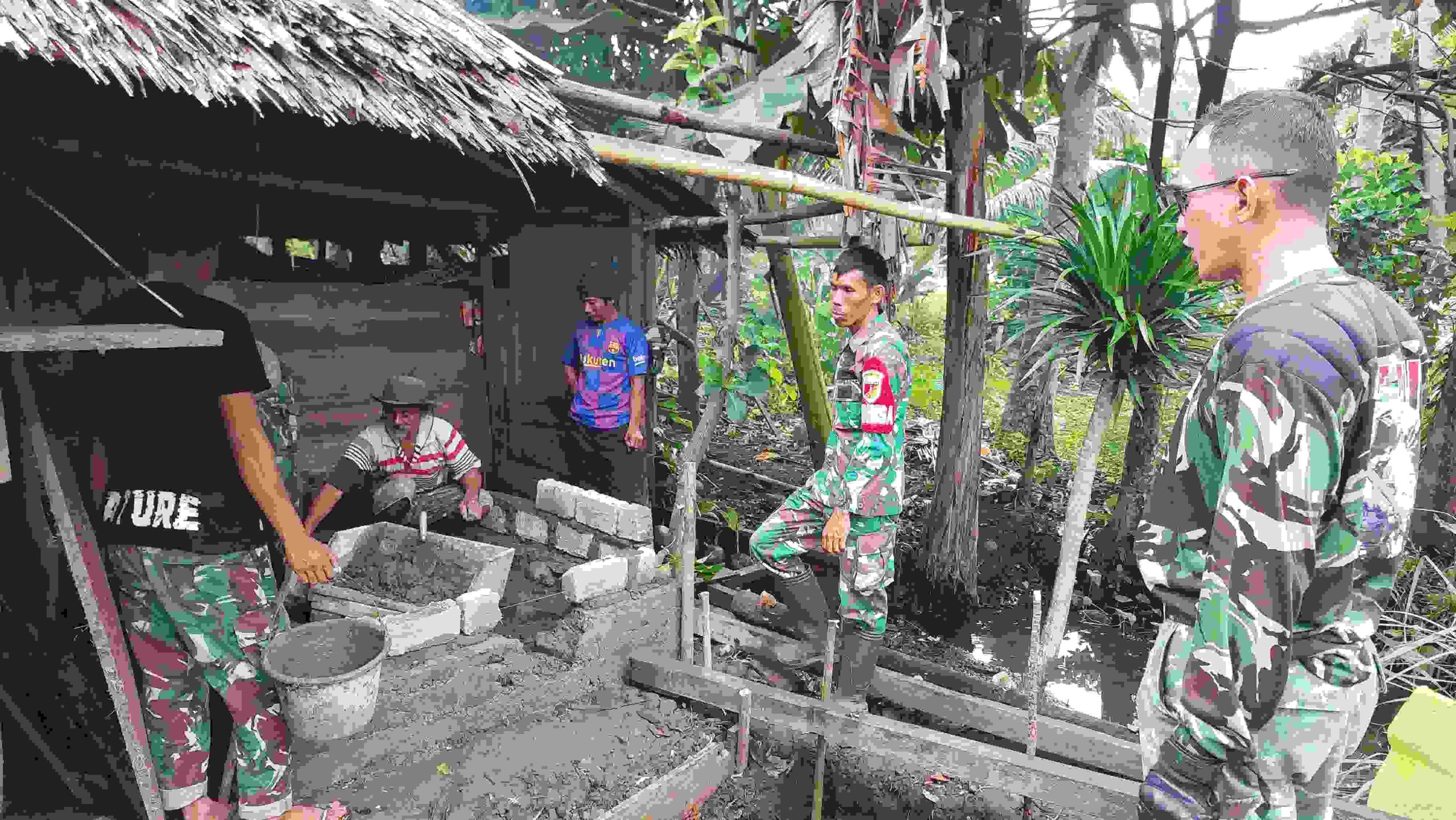 Satgas TMMD Kodim Poso dan Warga Susun Batako Pembuatan Jamban di Desa Watusongu
