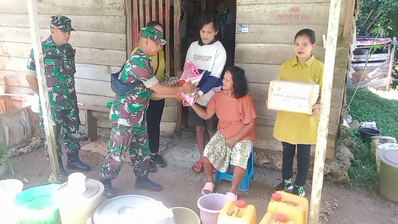 TMMD Imbangan Kodim 1307 Poso Berikan Bansos Kepada Warga