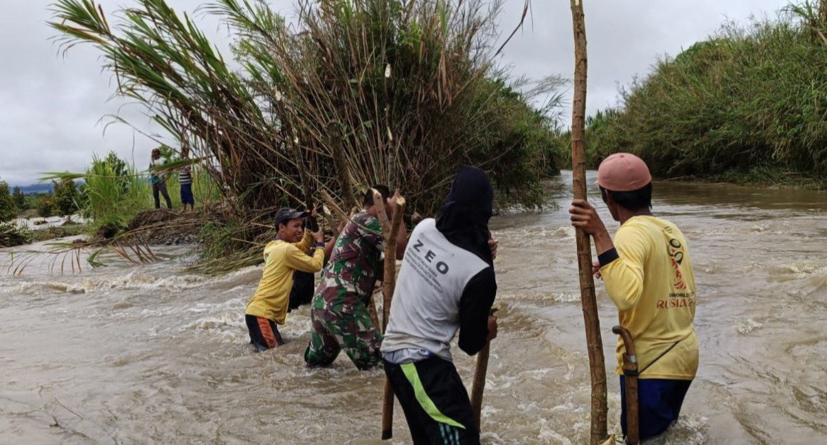 Sungai Meluap, Babinsa Koramil Lore Utara Bersama Warga Buat Tanggul