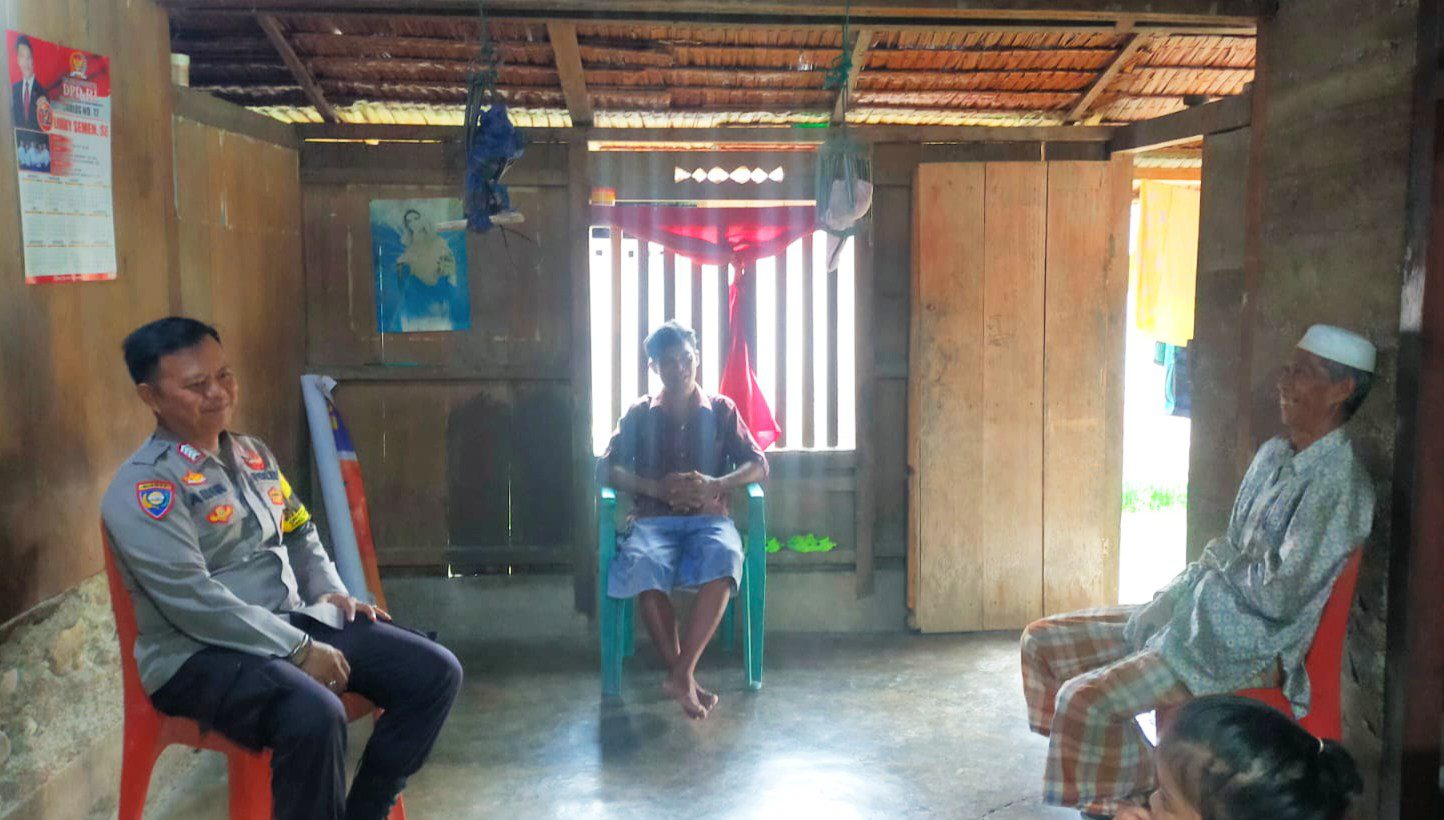 Bhabinkamtibmas Poso Pesisir Kunjungi Warga, Wujudkan Situasi Kondusif