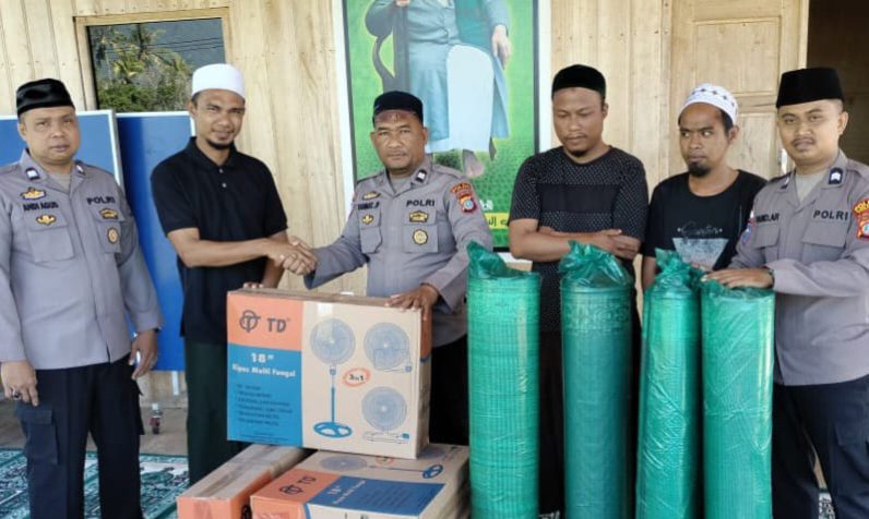 Satgas Madago Raya Serahkan Bantuan ke TPA dan Masjid di Sigi