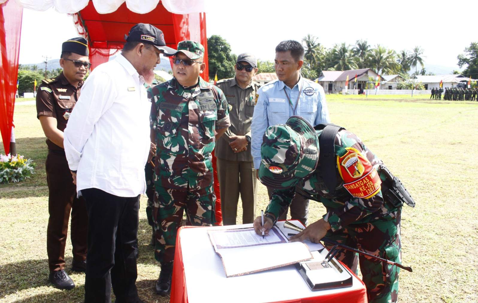 Resmi Dibuka, Bupati Touna Jadi Irup, Dandim Poso Tandatangani Naskah TMMD ke-120