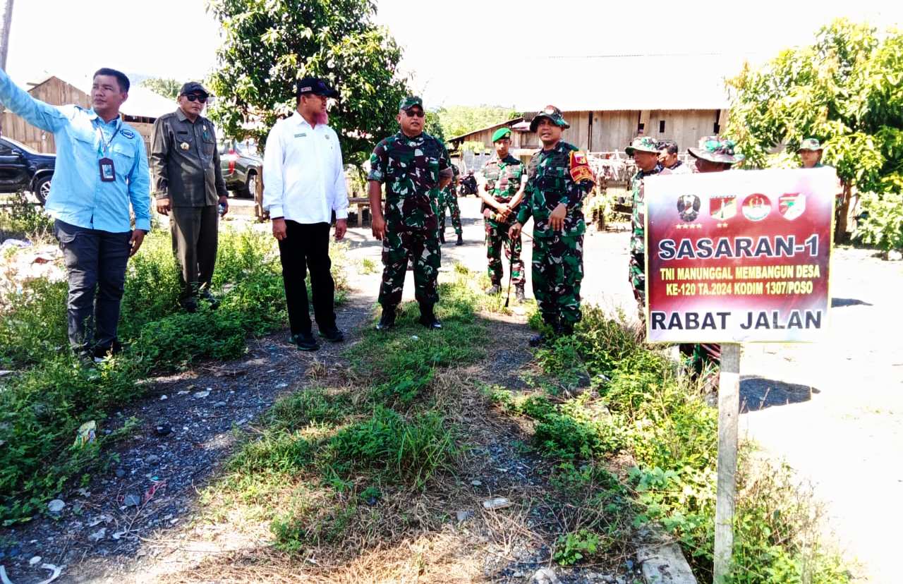 Bupati Touna Tinjau Lokasi Pembangunan Rabat Beton Jalan di Desa Uekambuno