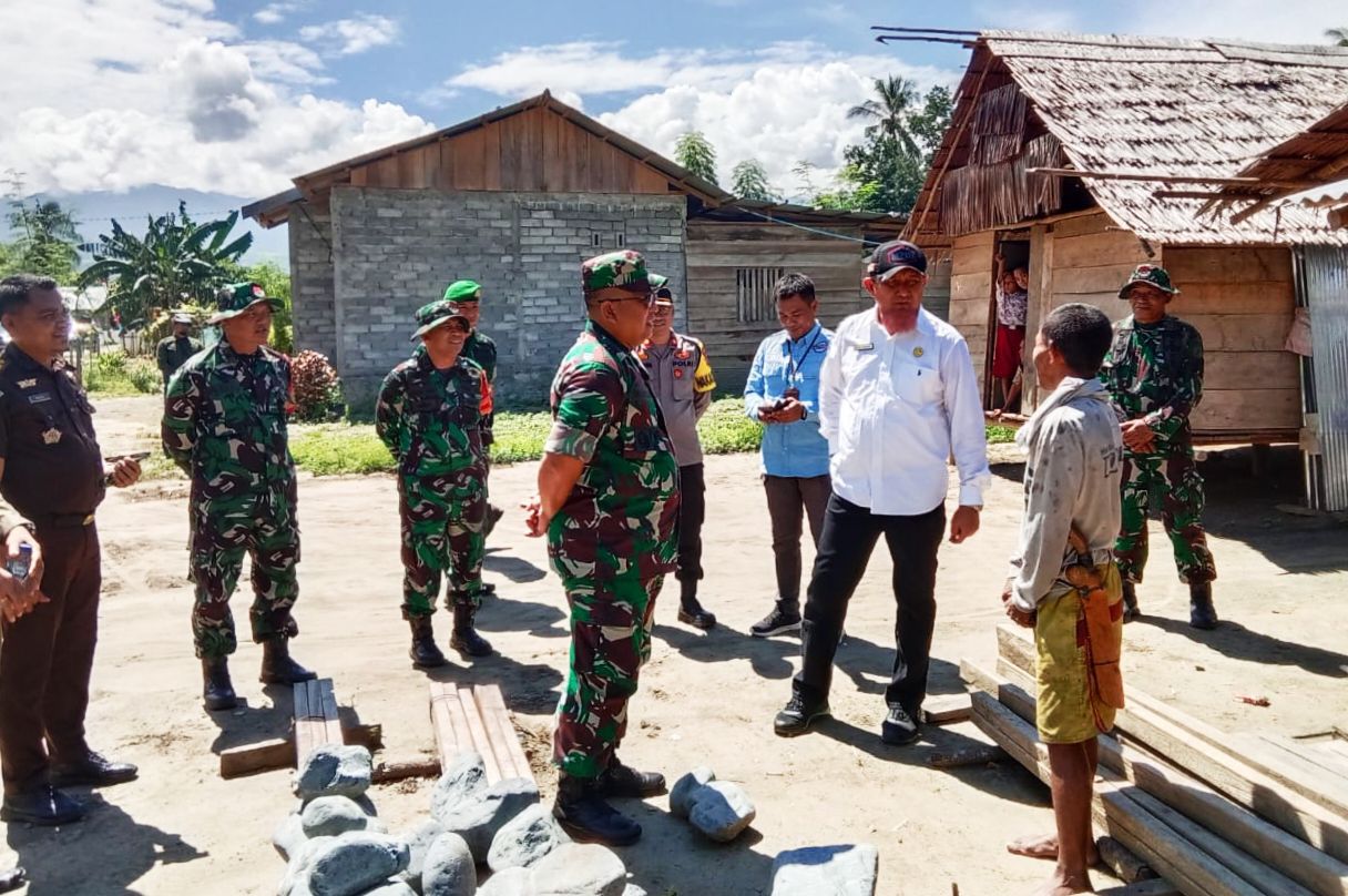 TMMD Ke-120, Bupati Tojo Una Una dan Pejabat TNI Meninjau Lokasi RTLH