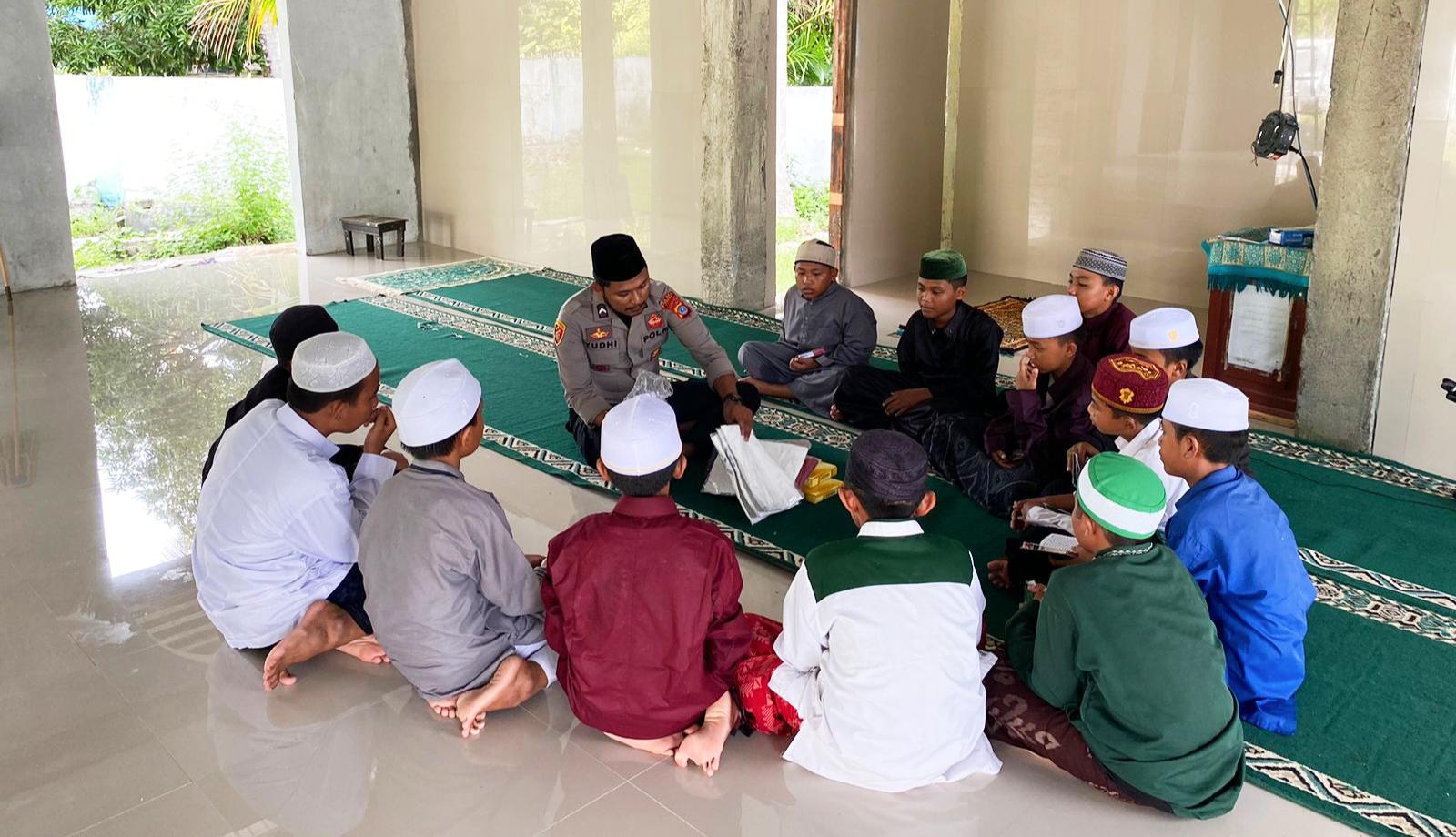 Da’i Kamtibmas BRIPDA Yudhi Peduli Santri Pondok Pesantren di Touna