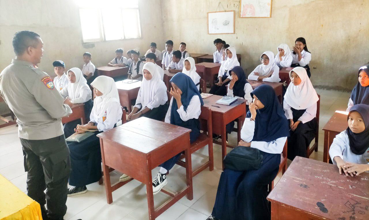 Sat Binmas Polres Poso Sosialisasikan Bahaya Narkotika di Dua SMP