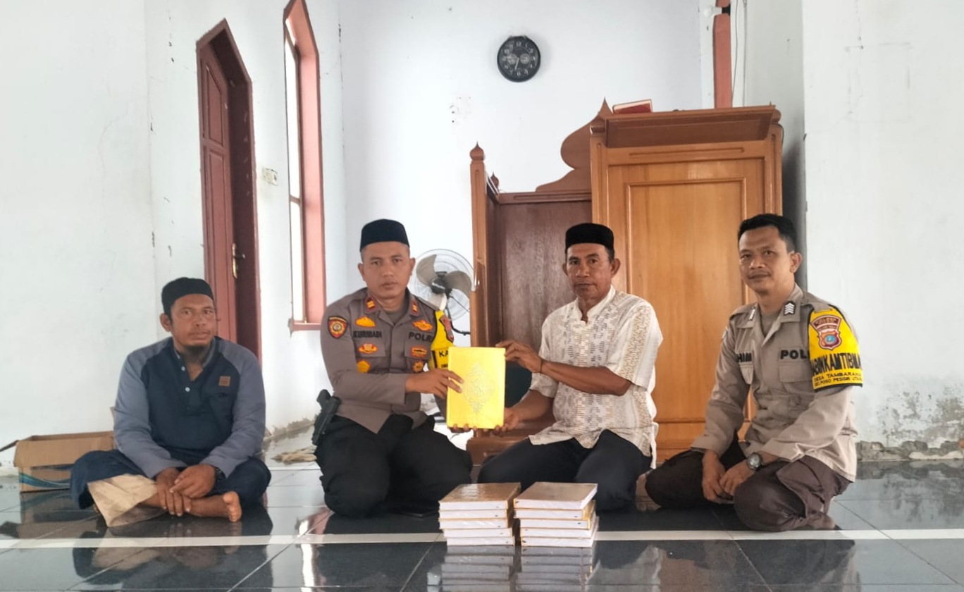 Sinergi Kamtibmas di Desa Tambarana, Kapolsek Poso Pesisir Utara Serahkan Bantuan Alquran