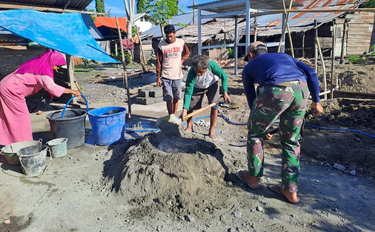 Rangkaian TMMD Kodim Poso, Gotong Royong Bangun Jamban Milik Nasrun Unte di Desa Uekambuno