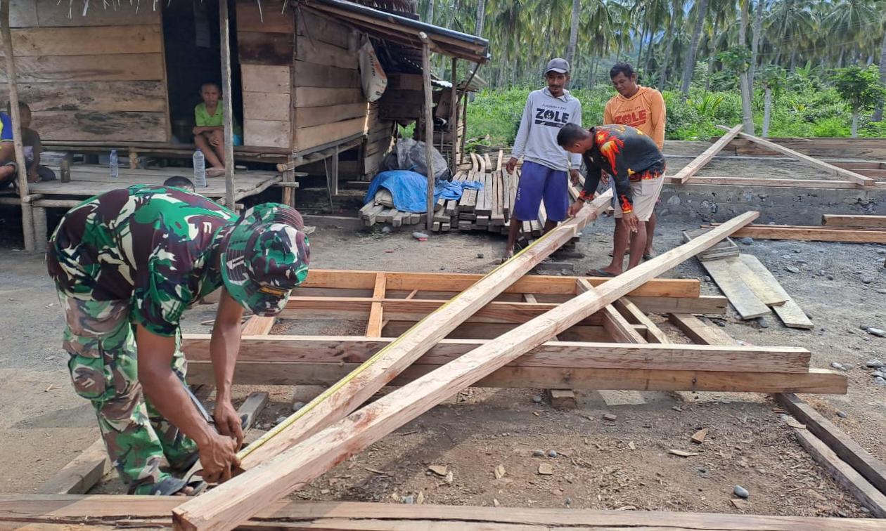 Bangun RTLH, Anggota Satgas TMMD dan Warga Semangat Buat Rangka Rumah di Desa Uekambuno