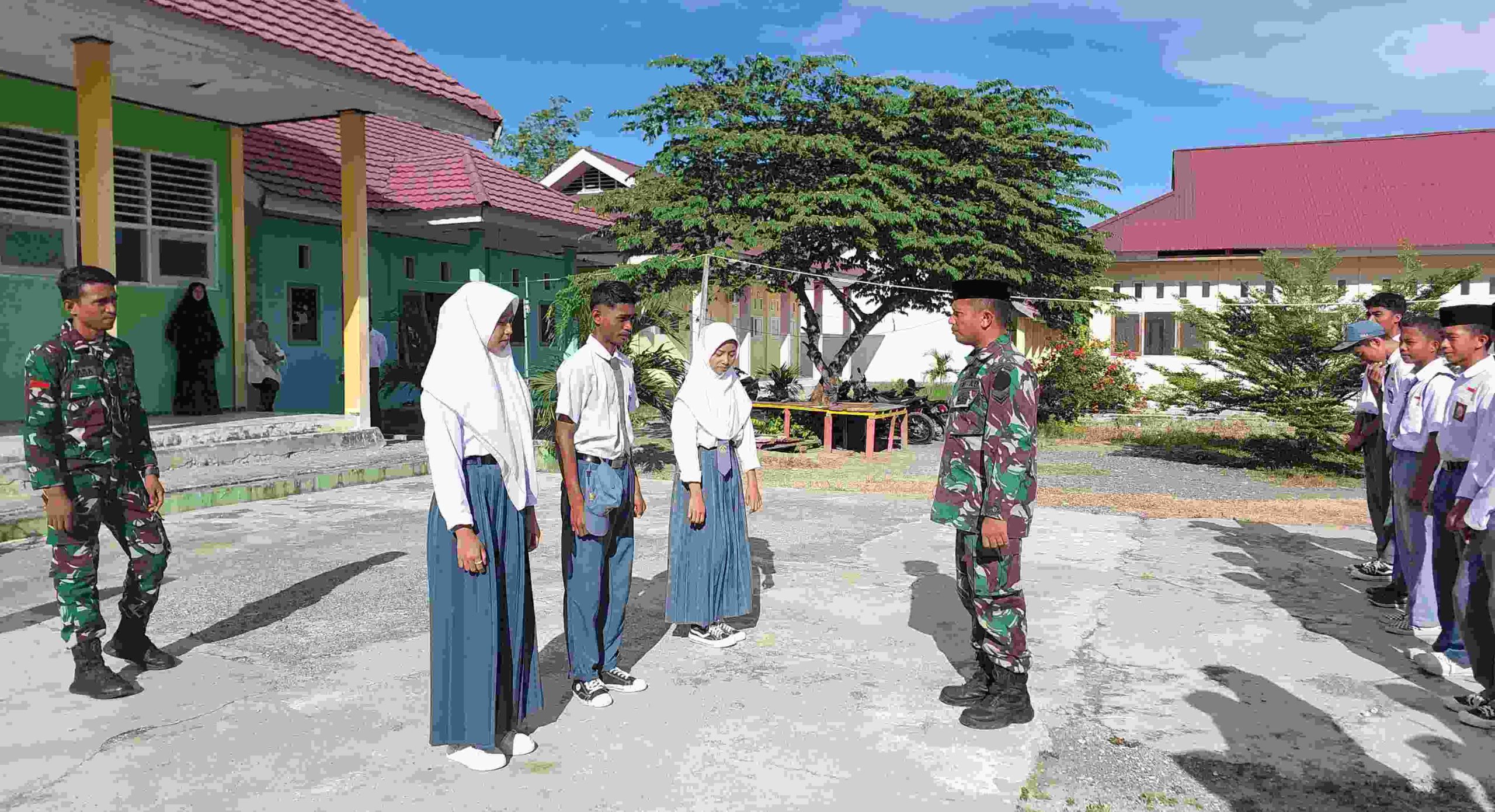 Satgas TMMD Ke-120 Kodim 1307 Poso Jadi Pembina Upacara di SMA Al-Khairat Ulubongka