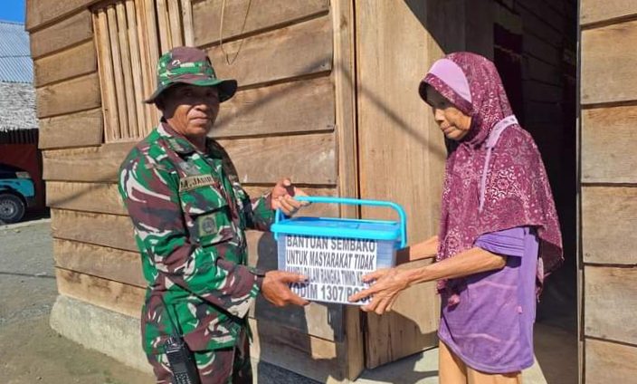 Satgas TMMD Kodim 1307 Poso Bagi-bagi Sembako kepada Warga