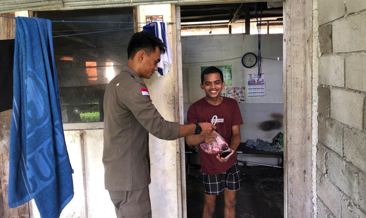 Moment Idul Adha, Satgas Madago Raya Berbagi Daging Kurban ke Warga