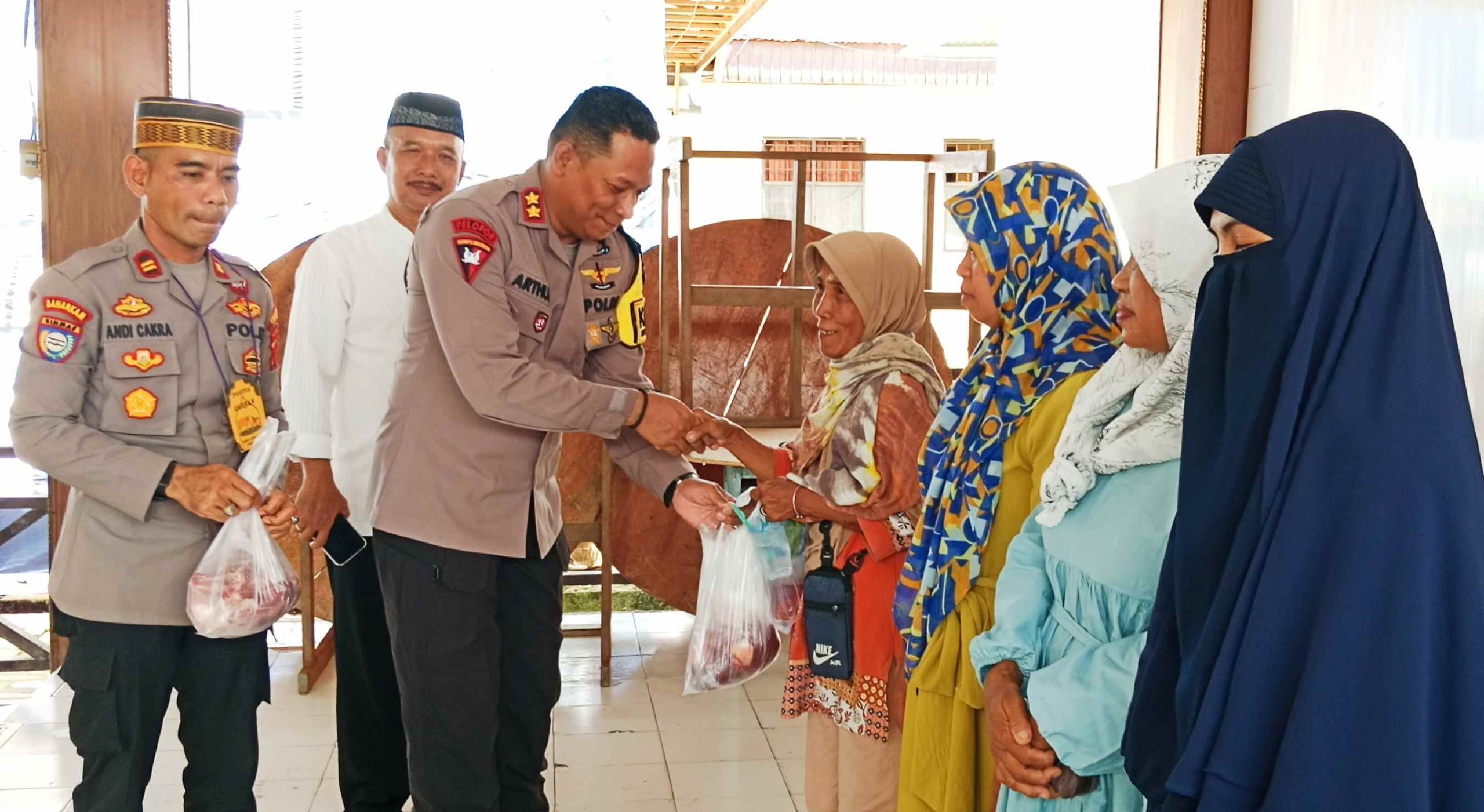 Momen Idul Adha, Polres Poso Salurkan Hewan Kurban ke Ponpes dan Warga