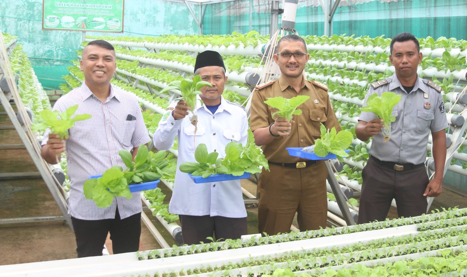 Pererat Hubungan Silaturahmi, Lapas Kolonodale Ajak Para Pemuka Agama Panen Sayur Bersama