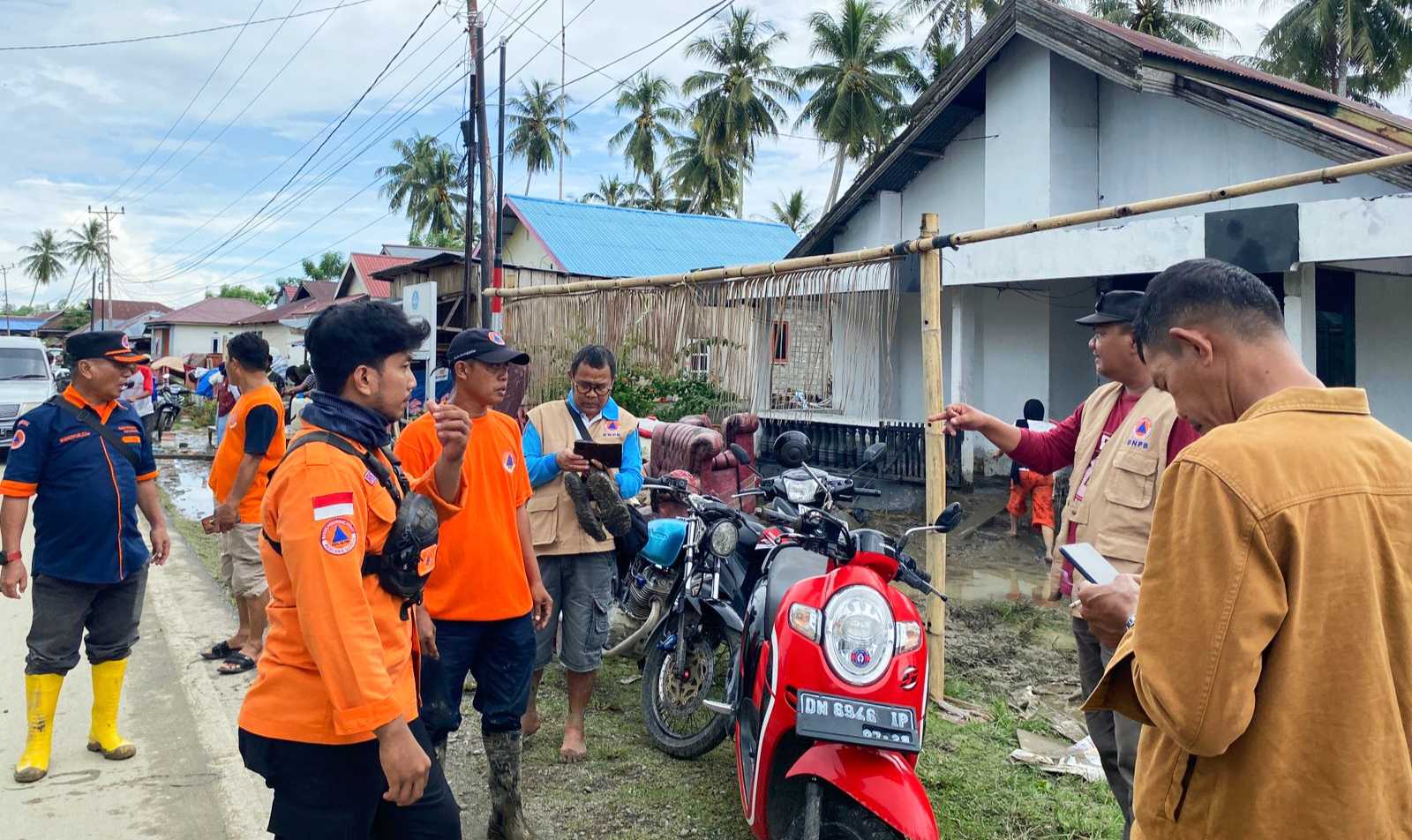 Pemprov Sulteng dan Pemkab Donggala Bekerjasama Bersihkan Rumah Warga yang Terdampak Banjir