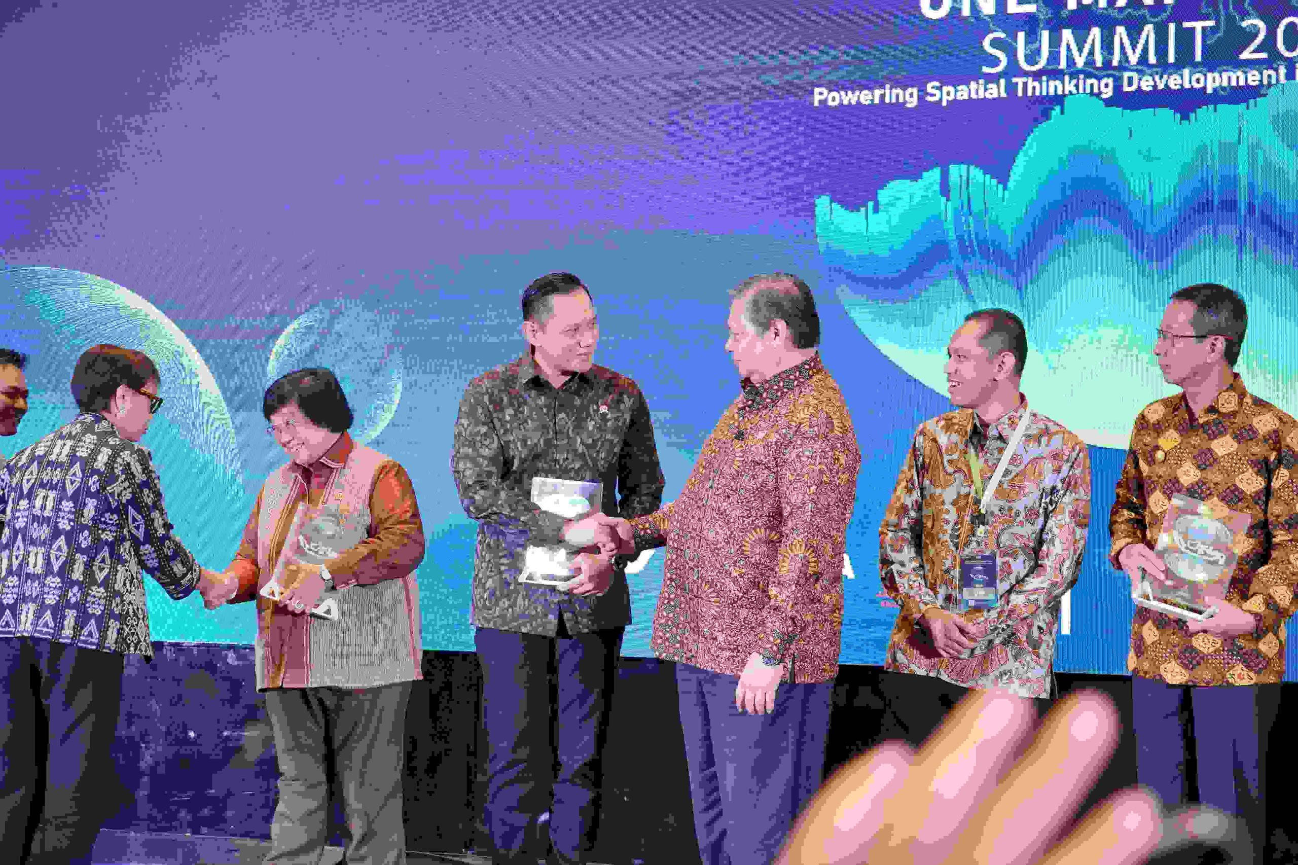 AHY Terima Penghargaan Anugerah One Map Policy, Komitmen Implementasi Percepatan Kebijakan Satu Peta