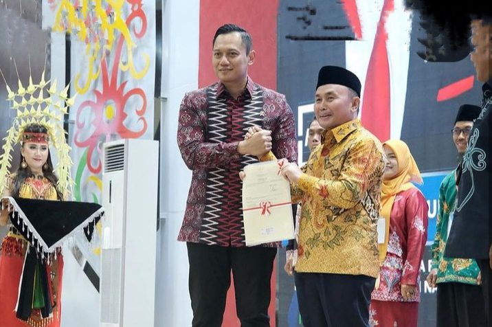 Menteri AHY Serahkan Sertipikat Tanah Elektronik di Kalteng