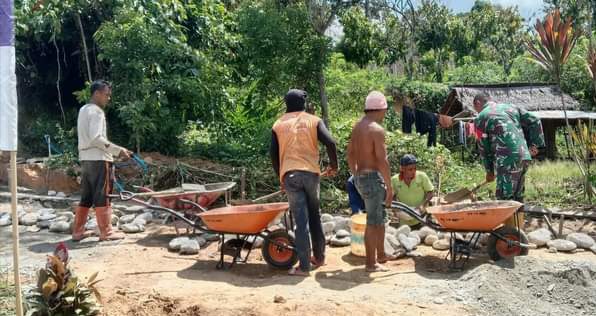 Babinsa Koramil Pamona Puselemba Bersama Warga Perbaiki Drainase Desa Wera