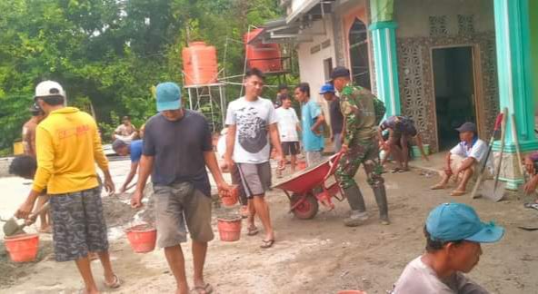 Babinsa Koramil Poso Kota Gotong Royong Percepat Proses Renovasi Pembangunan Masjid