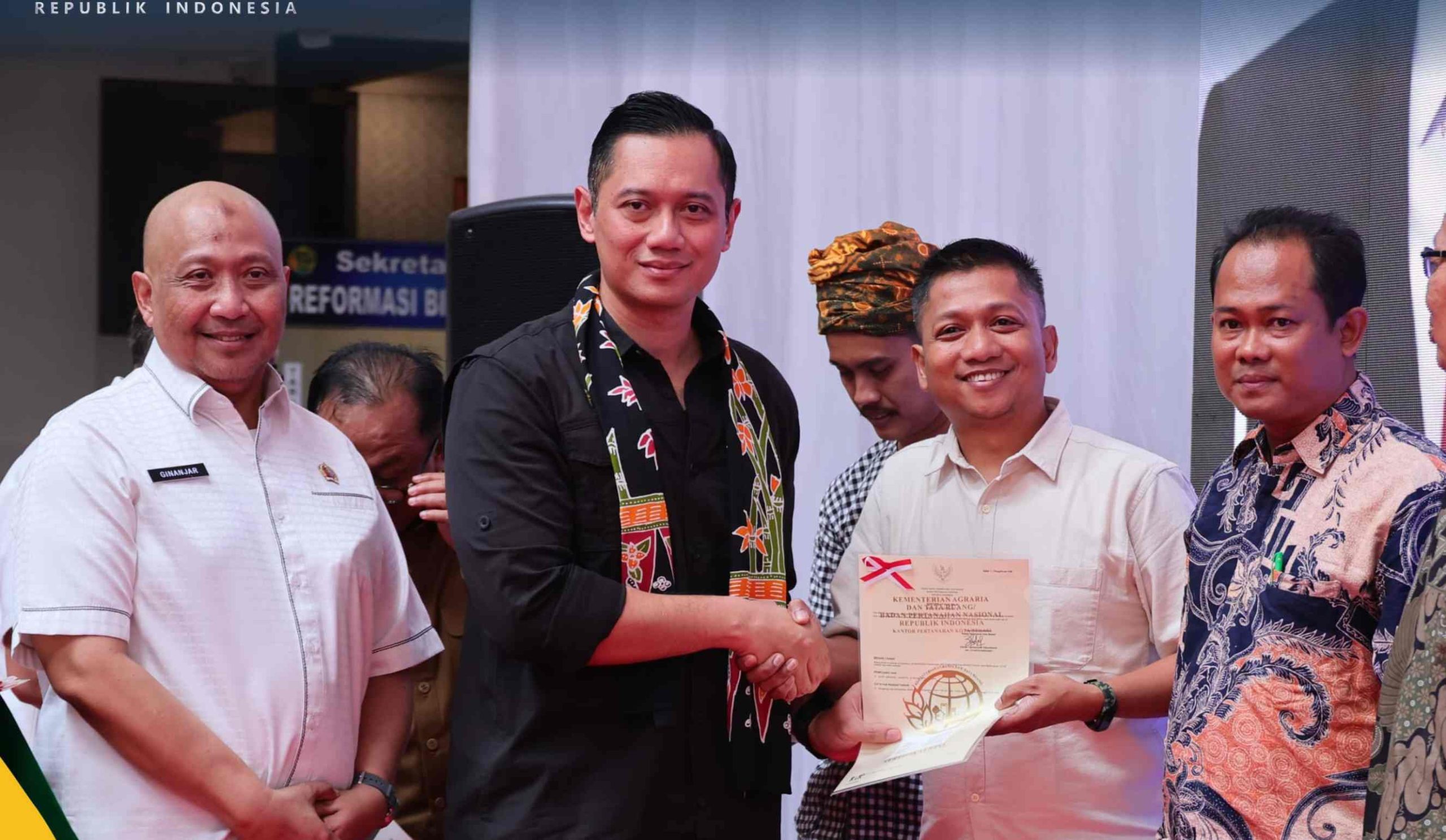 Menteri AHY Serahkan Sertipikat Tanah Elektronik di Kota Bekasi