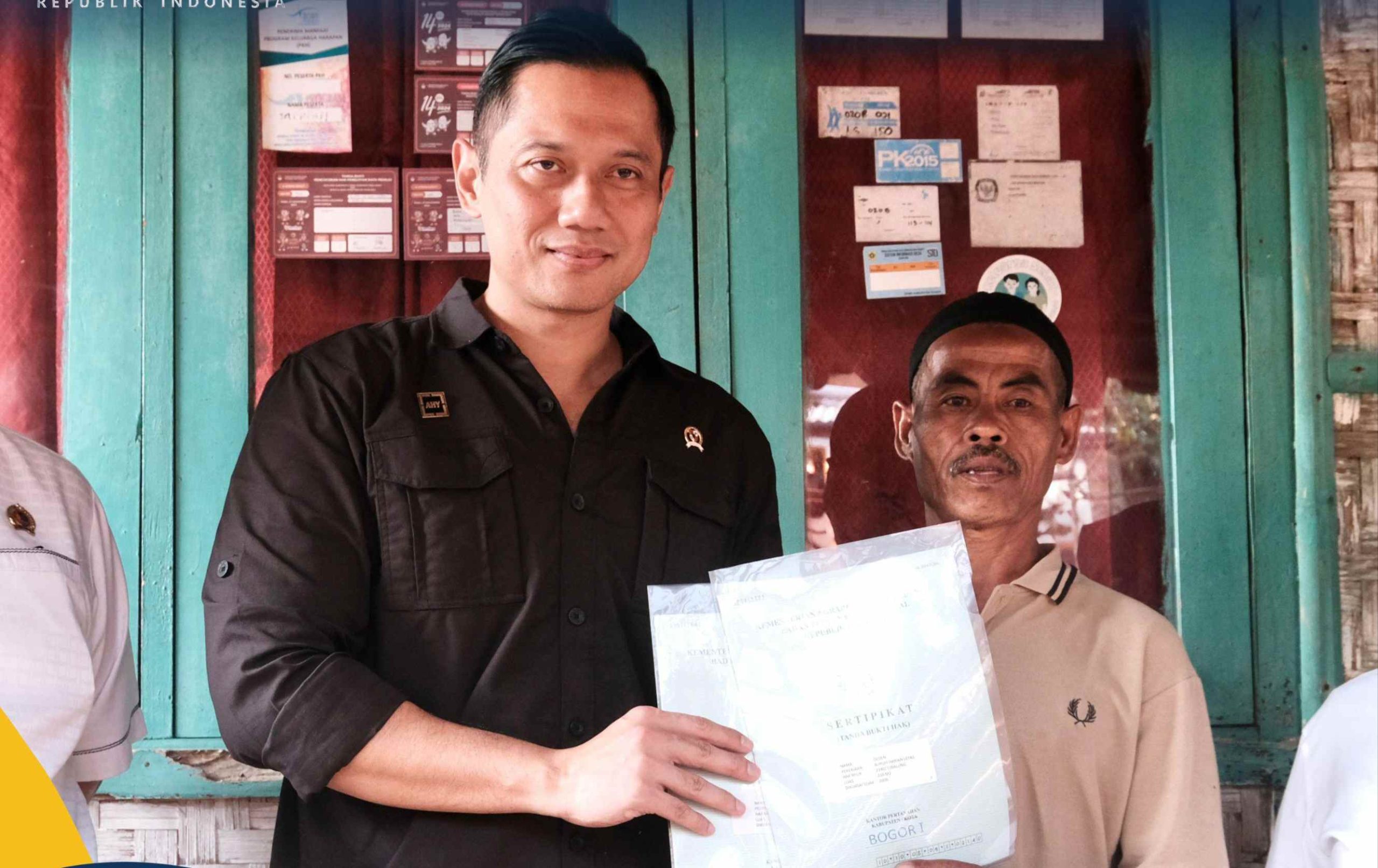Buruh Harian Lepas dari Kabupaten Bogor Terima Sertipikat Tanah dari Menteri AHY