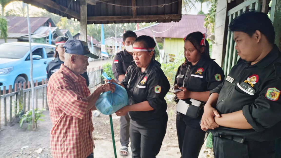 Meriahkan HUT Kemerdekaan, Ikatan Pemuda Morut Bagi-bagi Ratusan Paket Sembako ke Desa-desa.