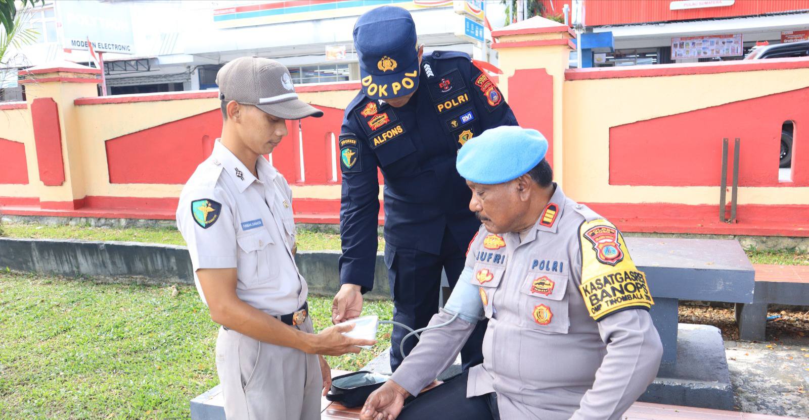 Subsatgas Dokkes Operasi Mantap Praja 2024 Berikan Pemeriksaan Kesehatan Rutin