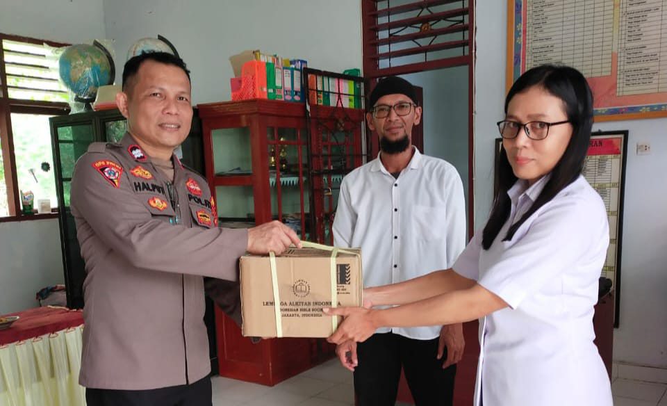 Tanamkan Nilai Toleransi Sejak Dini, Rohaniawan Kamtibmas Bagi Alkitab ke Siswa SD di Poso