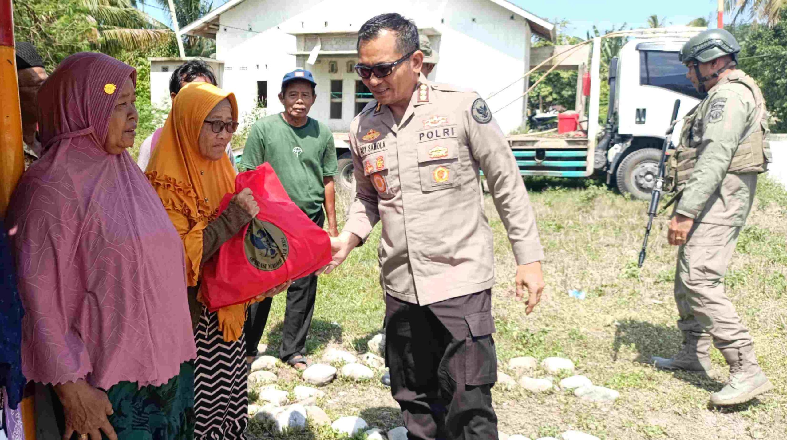 Kunjungi Pos Kamtibmas Tabalu, Kaops Madago Raya Serahkan Bantuan Sembako ke Warga