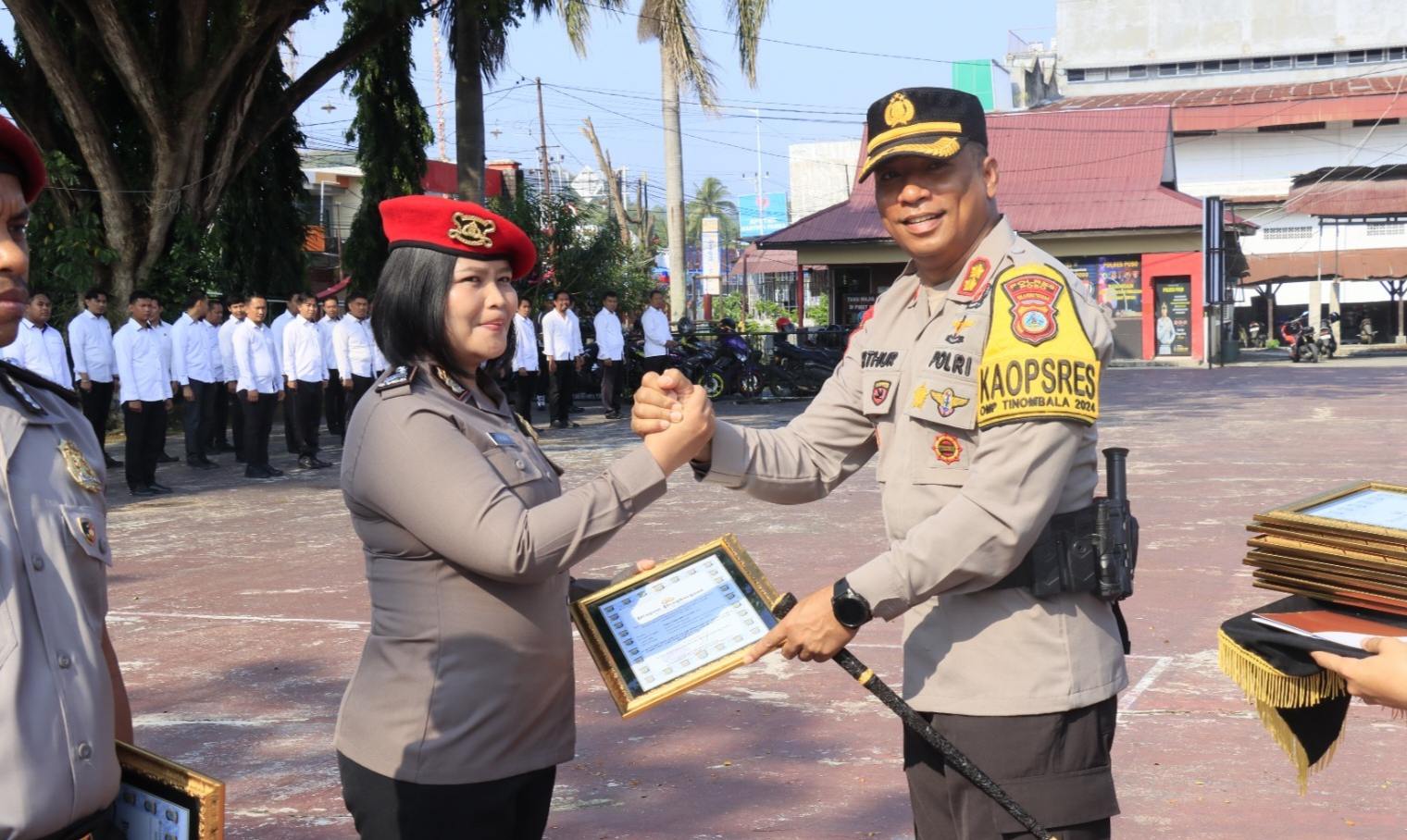 Kapolres Poso Berikan Reward Kepada 17 Personel Berprestasi