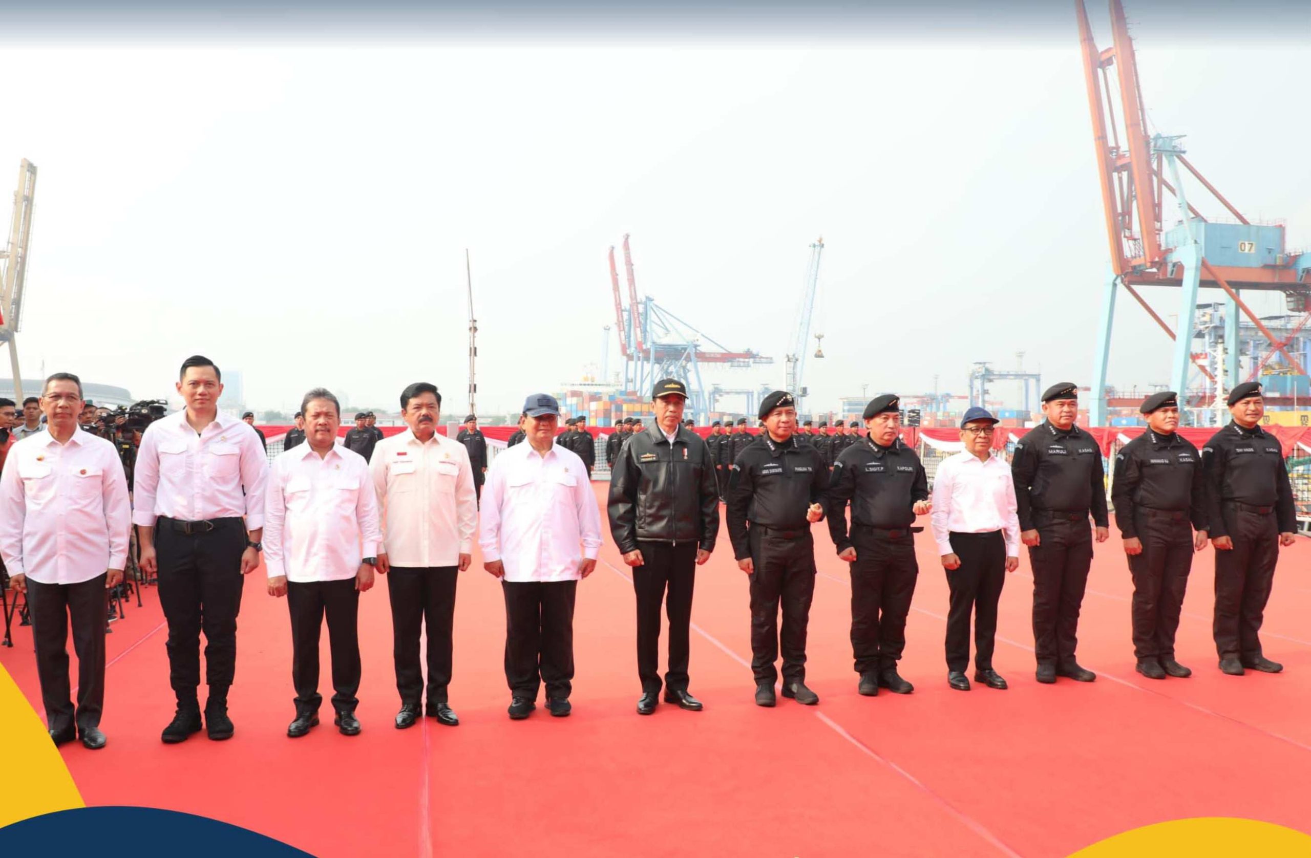 Bersama Presiden RI, Menteri AHY Peroleh Brevet Kehormatan Hiu Kencana dari TNI AL