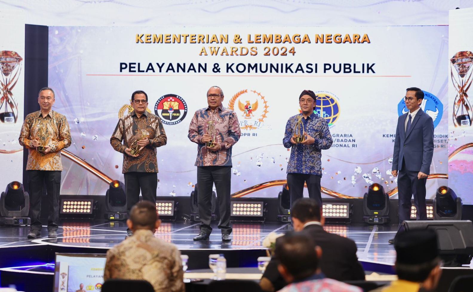 Polri Raih Penghargaan Lembaga Dengan Pelayanan dan Komunikasi Terbaik