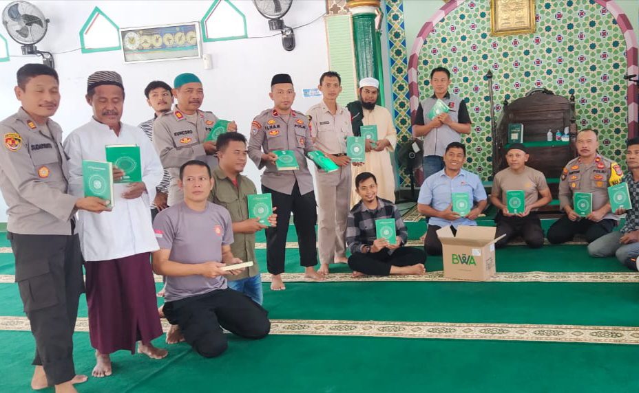 Dai Polri Sambangi Masjid At-Taqwa Poso dan Berikan Bantuan Al-Quran
