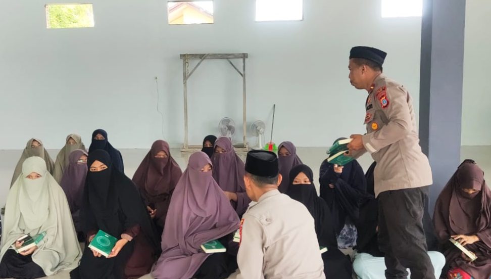 Dai Polri Berikan Bantuan Berupa Al Quran Kepada Siswi SMA Al Wahdah Islamiyah Poso