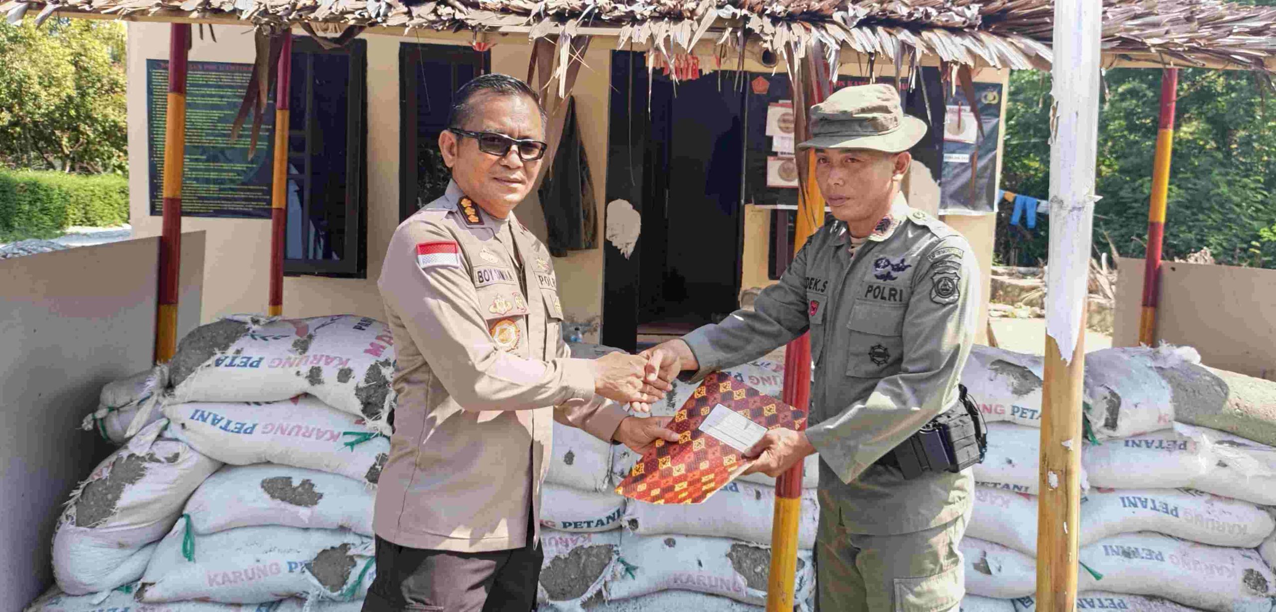 Kaops Madago Raya Beri Bantuan Logistik ke Personel Pos Kamtibmas di Poso