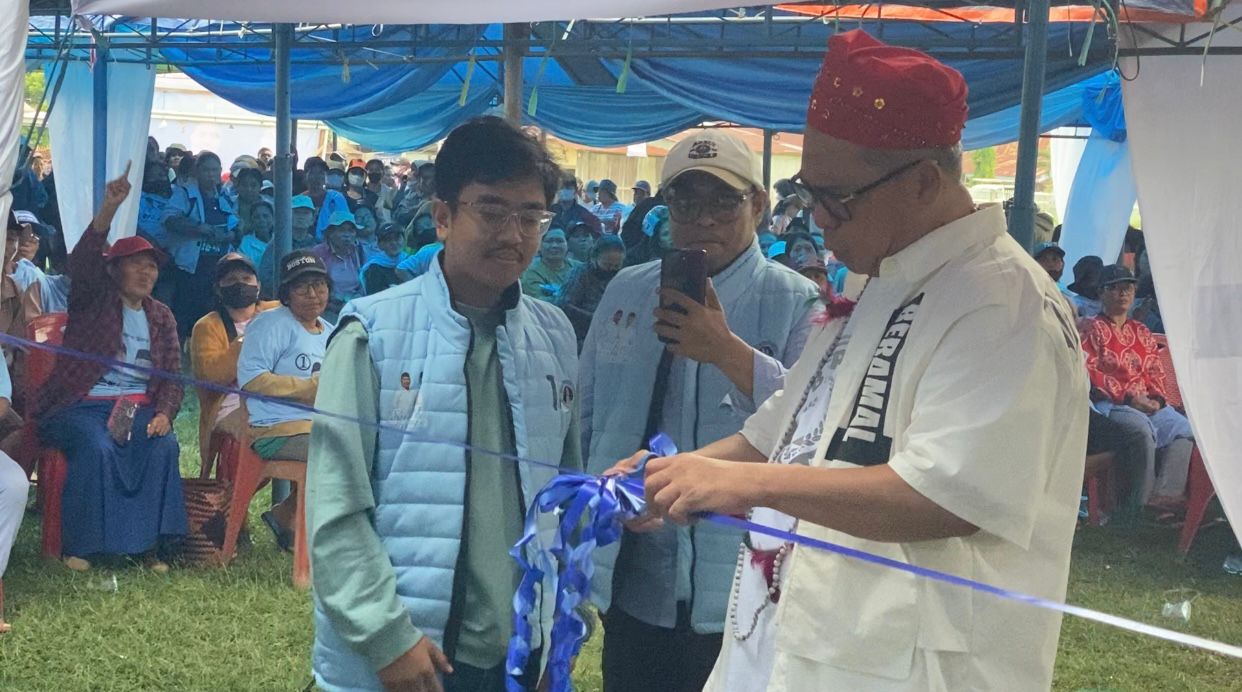 Relawan Pendukung Cagub AA-AKA Bantu Masyarakat Tentena Gelar Pasar Murah