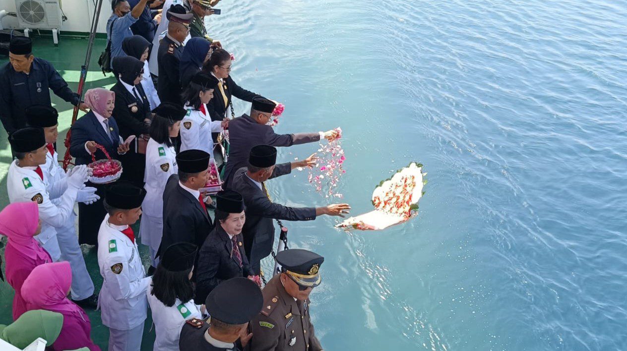 Wakapolres Poso Hadiri Upacara Peringatan Hari Pahlawan dan Tabur Bunga di Laut