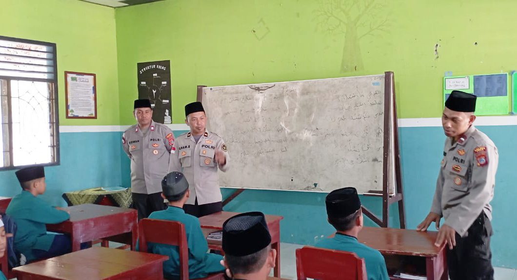 Cegah Radikalisme, Dai Polri Beri Bimbingan kepada Santri Ponpes Amanah Putra Poso
