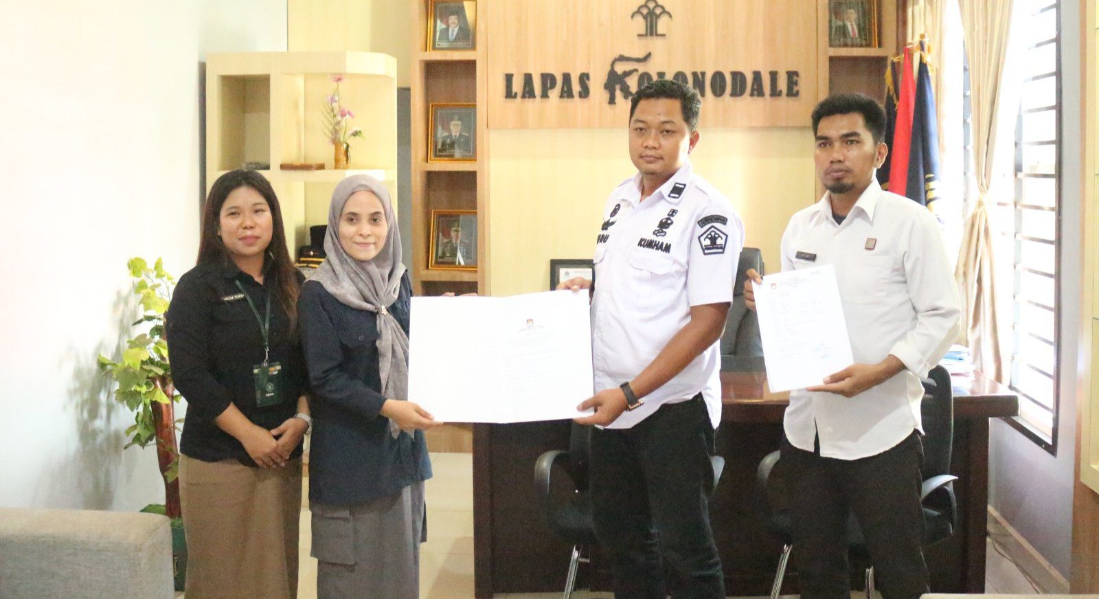 Pastikan Hak Pilih Terpenuhi, KPU Morut Serahkan Surat Pindah Memilih WBP Lapas Kolonodale