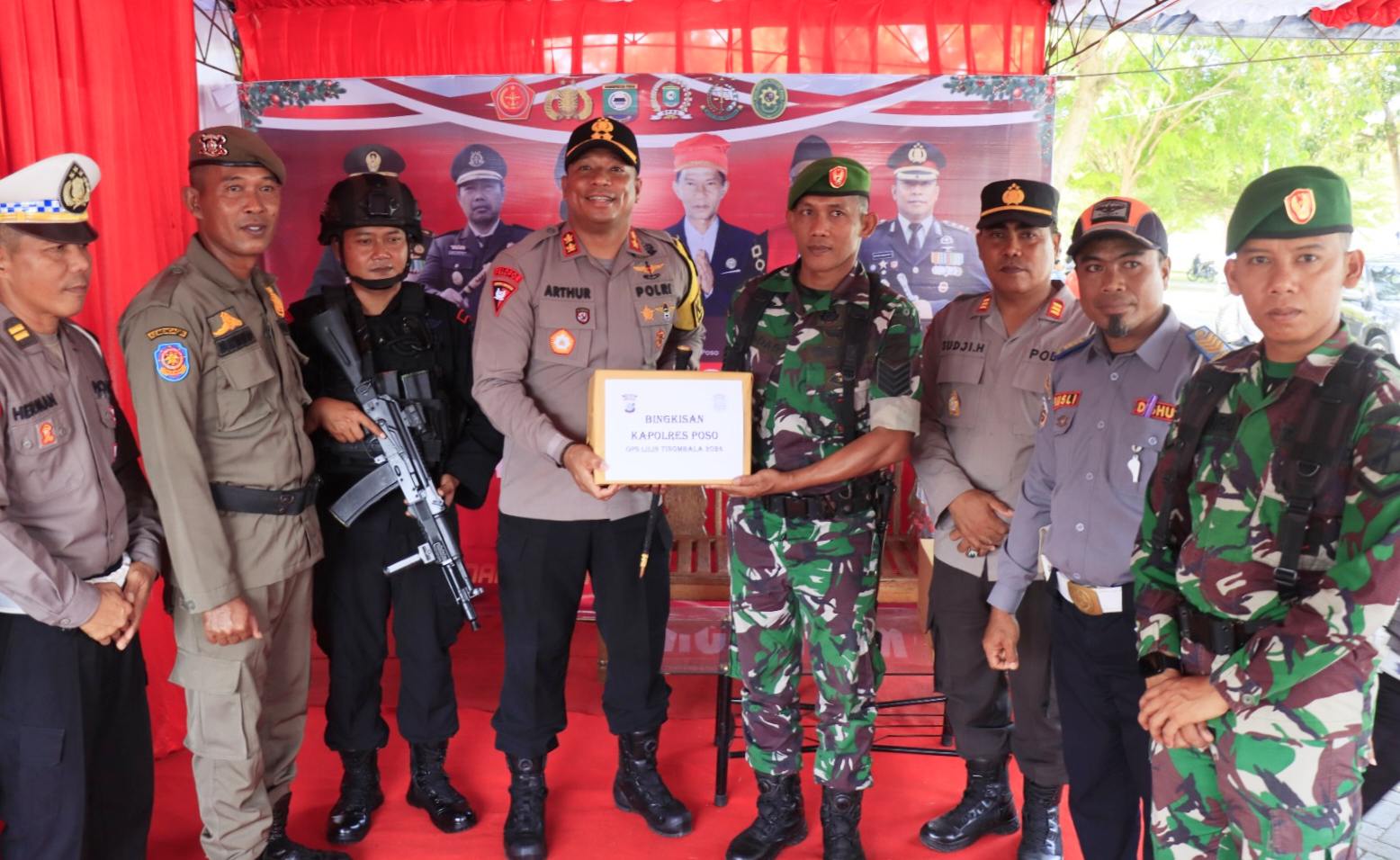 Kapolres Poso Tinjau Pos Pengamanan dan Berikan Bingkisan untuk Dukung Pengamanan Natal dan Tahun Baru