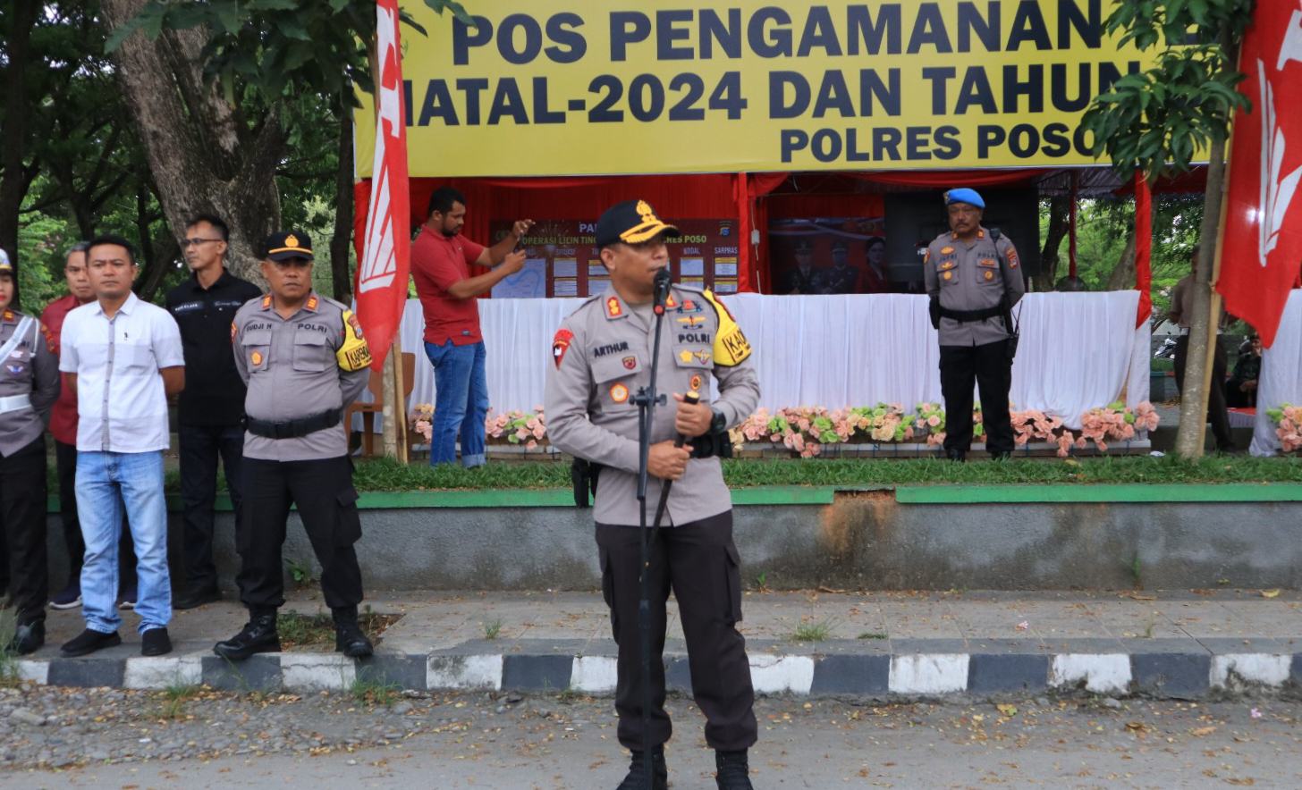Kapolres Poso Tinjau Kesiapan Pengamanan di Gereja Jelang Malam Tahun Baru 2025